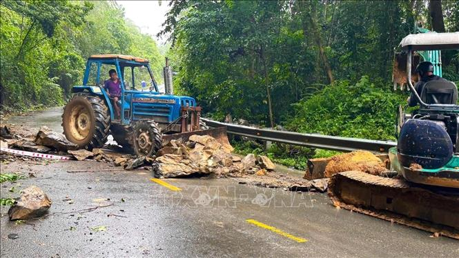 Lâm Đồng khẩn trương khắc phục sạt lở đèo Con Ó sau mưa lớn